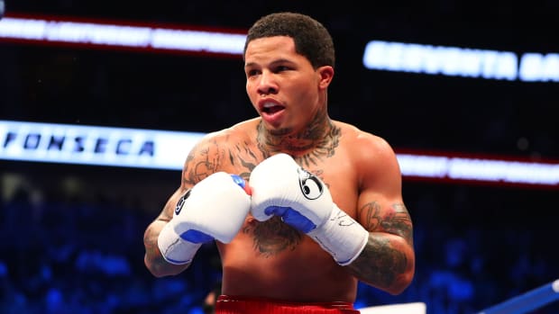 Gervonta Davis con guantes y shorts de boxeo.